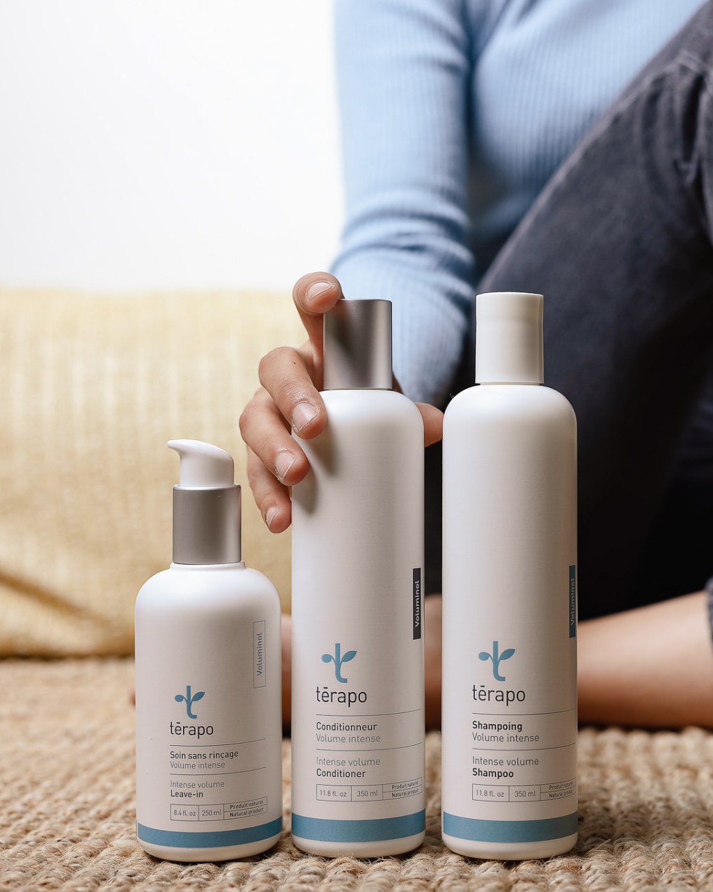 Trois soins Térapo Volume intense présentés par une cliente assise